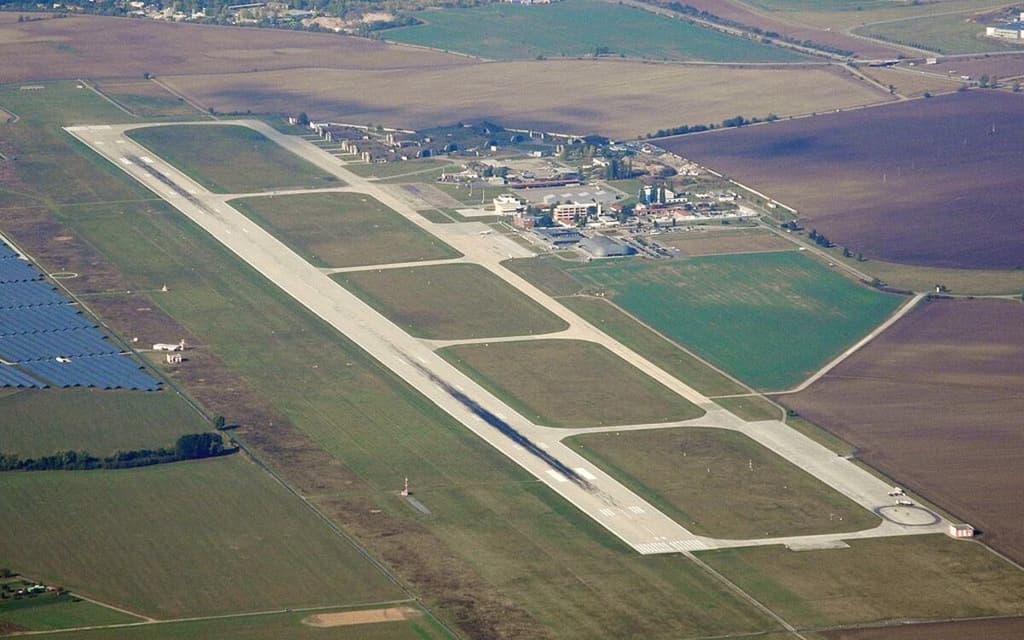 Mezinárodní letiště Brno-Tuřany, kde vyrostla čtvrtá největší solární elektrárna v Česku.