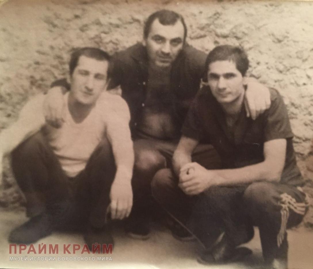 Vorové v zakoně: Vachtang Šelegija („Šroubovák“, nalevo), Taro Oniani a Šakro Molodoj (napravo). Gruzie, 1986 Zdroj: primecrime.ru