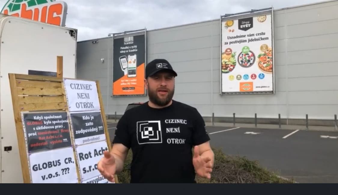 Jaroslav Čepa, zakladatel iniciativy Cizinec není otrok, během jedné z protestních akcí. Zdroj: Jaroslav Čepa