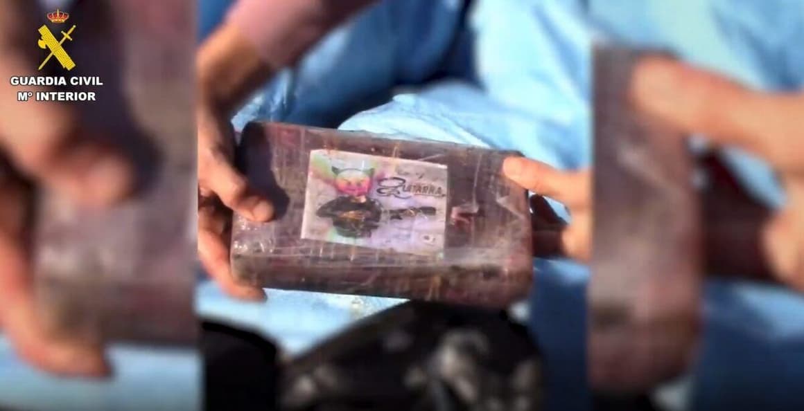 Kilogramová “cihla” kokainu s logem ďábla s kytarou | Zdroj: Guardia Civil