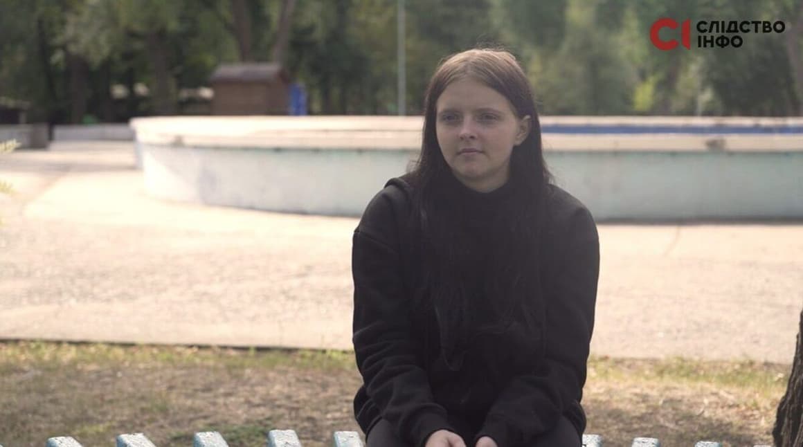 Patnáctiletá Nasťa během evakuačního pobytu navázala vztah s tureckým kuchařem Mamim z hotelu, kde byly děti z ukrajinských ústavů ubytovány. Jejich vztah byl veřejným tajemstvím. Zpět do Ukrajiny se vrátila těhotná. Zdroj: slidstvo.info