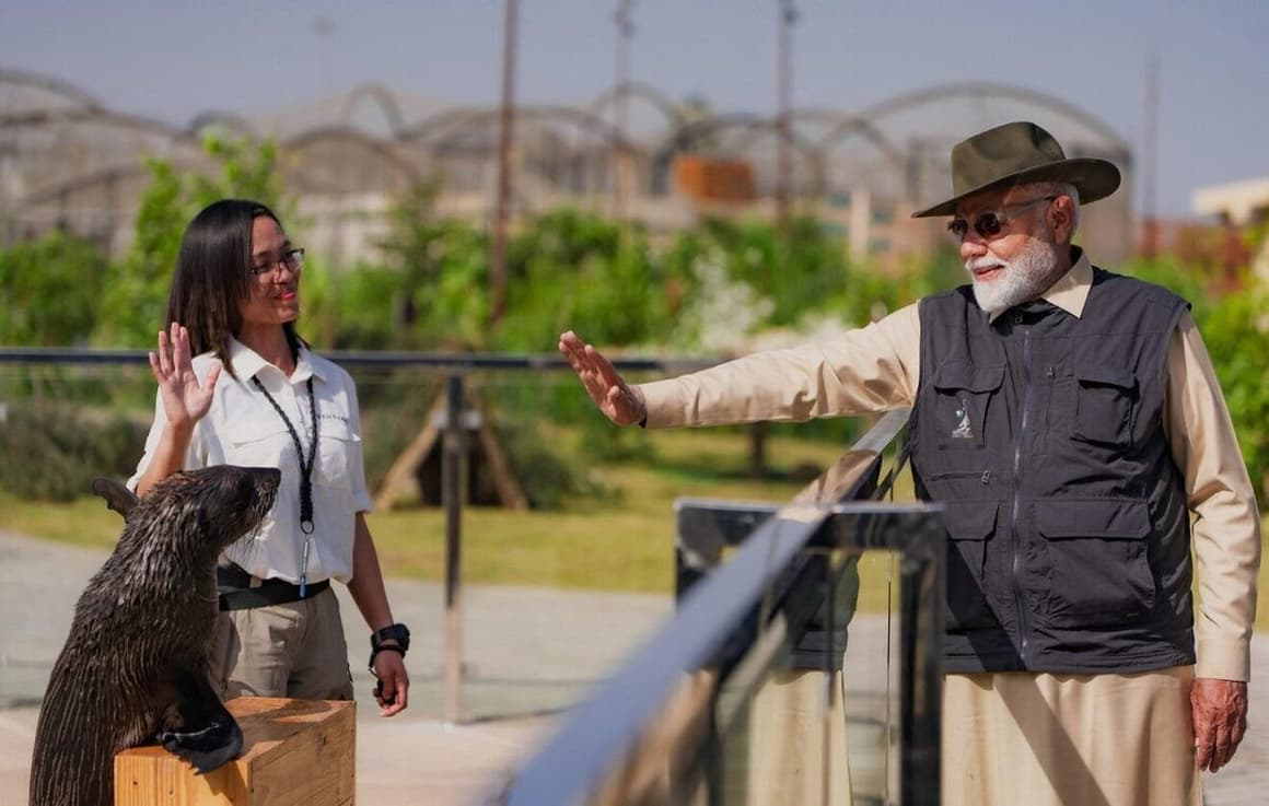 Indický premiér Naréndra Módí 4. března 2025 během navštěvy Vantary pózoval fotografům s mnoha různými druhy zvířat. Kredit: AA/ABACA / Abaca Press / Profimedia