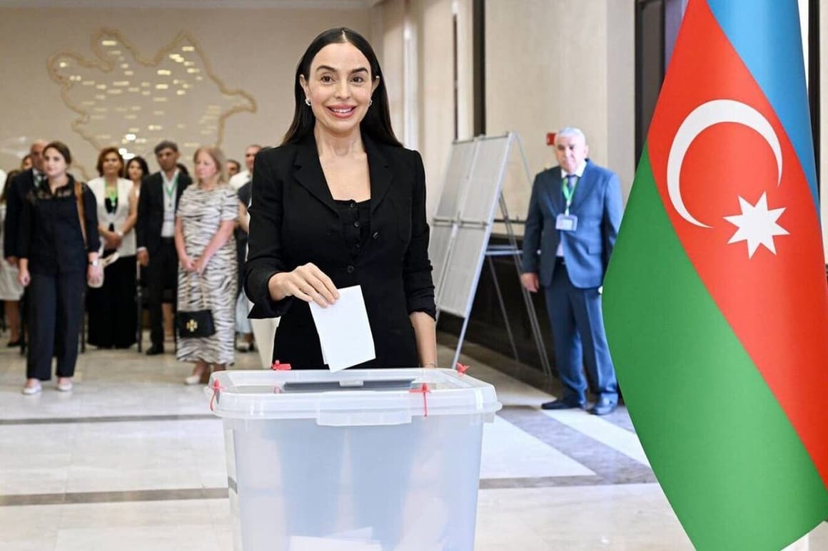 Leyla Alijeva odevzdává svůj hlas ve volební místnosti během předčasných voleb do parlamentu v Baku 1. září 2024. Foto: Kredit: ČTK / AP / Uncredited