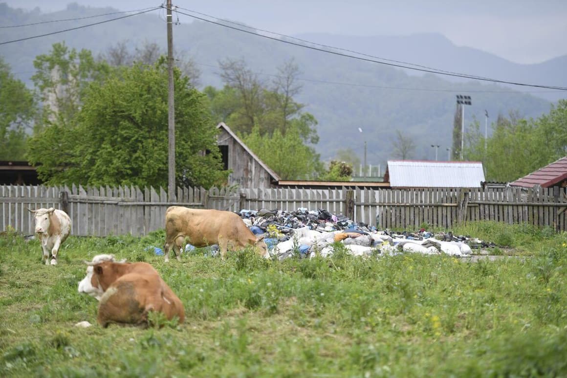 Hromady textilního odpadu se povalují přímo v městečku Petrosani. Foto: Alex Nicodim/OCCRP