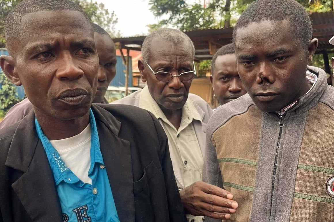 Geoffrey Kariuki (vlevo) se Simonem Wamaithou (vpravo), kterého na farmě Del Monte pokousali hlídací psi.