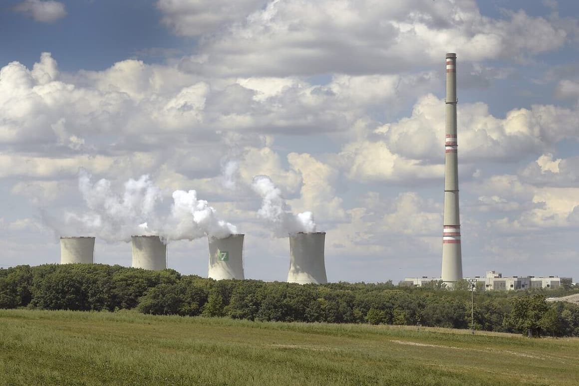 Elektrárna Chvaletice patří mezi největší hnědouhelné elektrárny v Česku. Majitel plánuje ukončit její provoz nejpozději do března 2027. Foto: ČTK / Ramík 