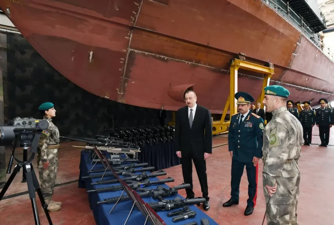 Prezident Ázerbájdžánu Ilham Alijev si prohlíží nově zakoupené zbraně. Zdroj: president.az