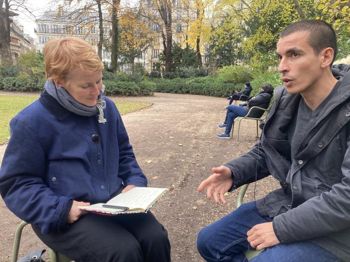 Novinář Abdelhak El Idrissi z francouzského deníku Le Monde při rozhovoru s Pavlou Holcovou. Zdroj: investigace.cz