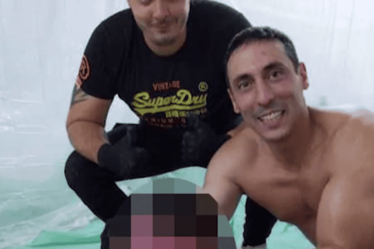 Srdjan Lalić, zvaný „smějící se řezník“, pózuje s tělem jedné ze svých obětí. | Zdroj: Srbská prokuratura