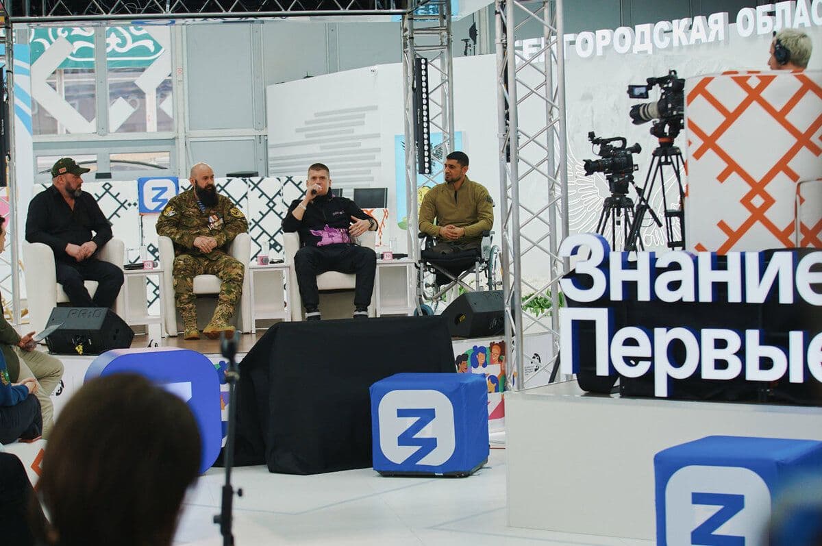 Festivalová diskuze s názvem &amp;quot;SVOje vlast. Dobrovolníci z Donbasu&amp;quot;. Slovo &amp;quot;válka&amp;quot; pro konflikt v UKrajině se v rámci festivalu nevyužívá. Zdroj: fest2024.com