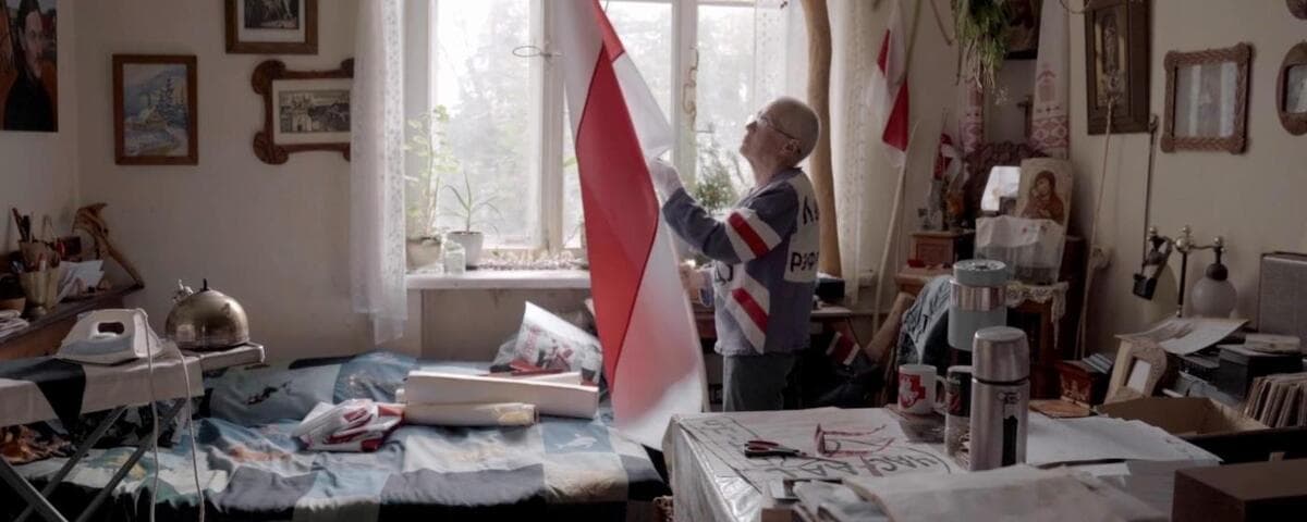 Aktivistka Nina Baginskaja vlastnoručně šije opoziční vlajky Zdroj: film &amp;quot;Kdo, když ne my?&amp;quot;, Juliane Tutein