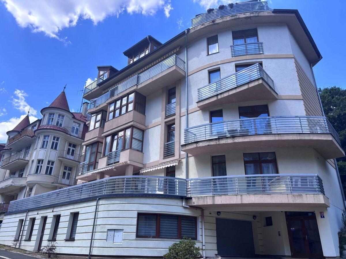 Dům na adrese Křižíkova 4 v Karlových Varech, kde vlastní byty vedení Svazu pravoslavných žen. Zdroj: investigace.cz