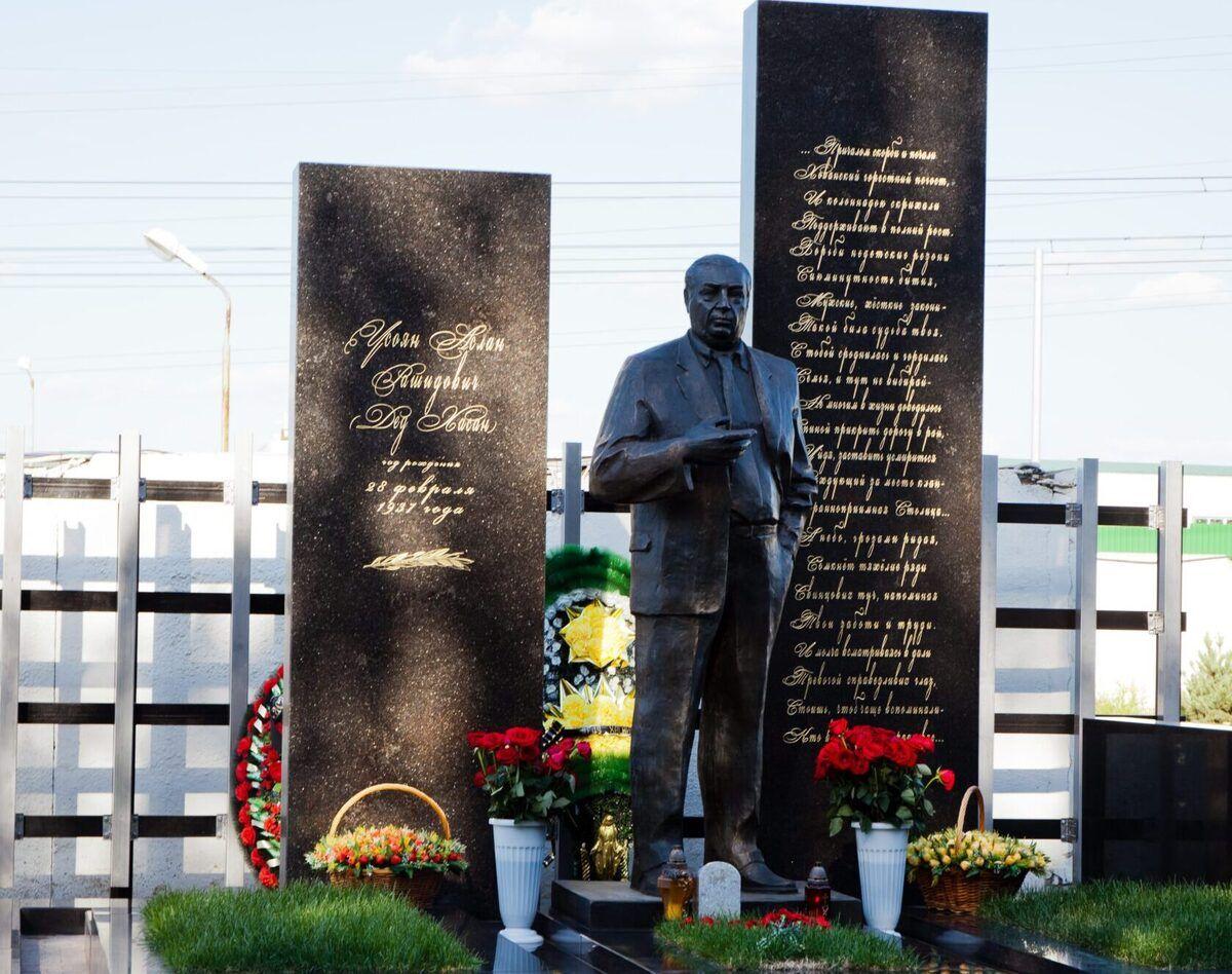 Náhrobek Děda Chasana. Zdroj: WikiMedia, Dmitry Rozhkov