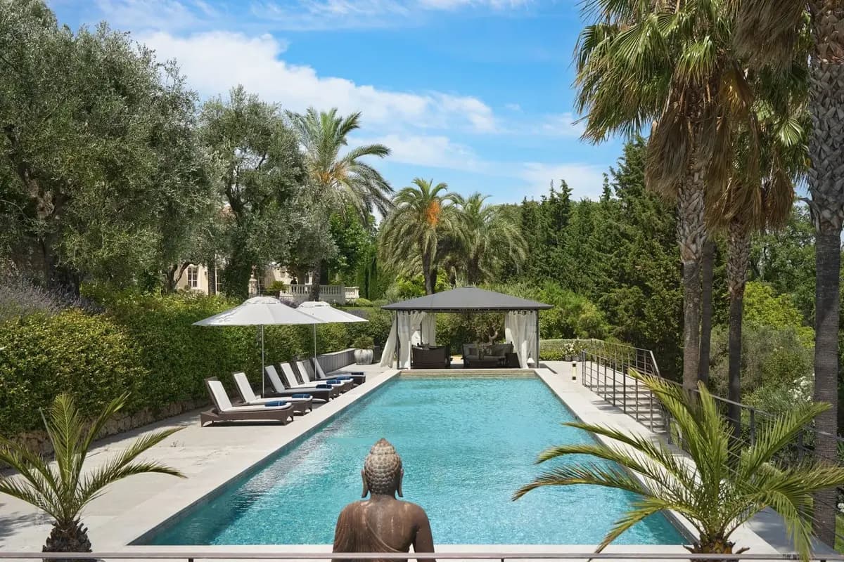 Bazén zámeček Bigaud Babiš Francie