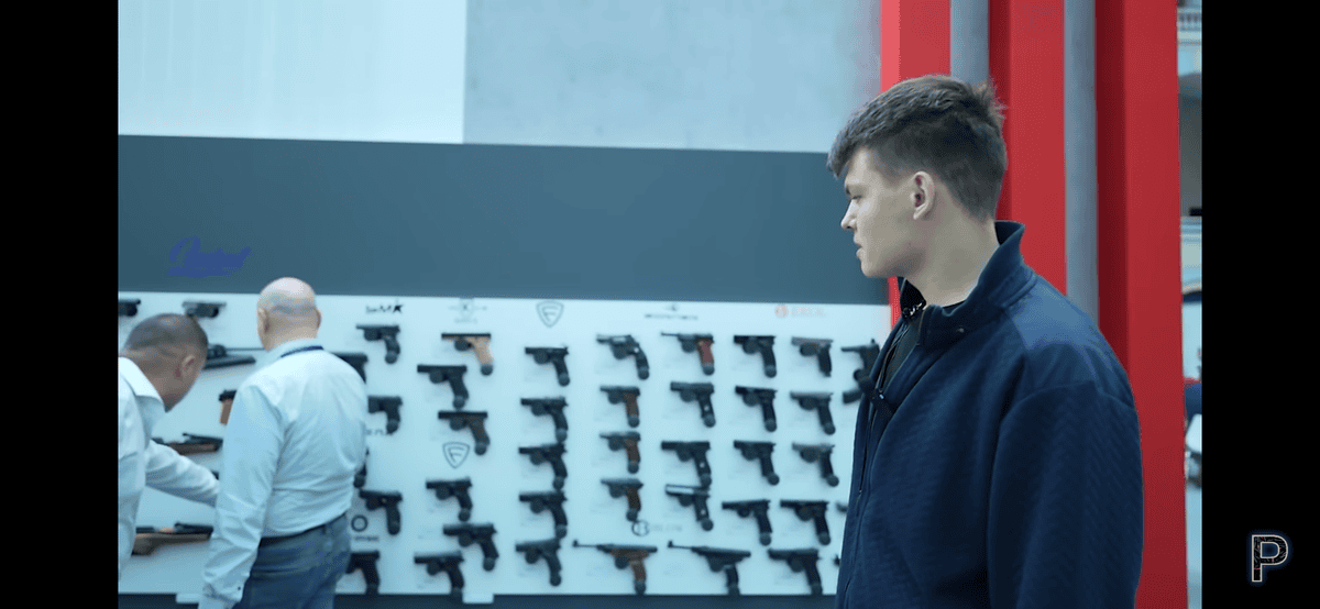 Recenze na Orelexpo 2024, záběr na stojan o chodu Varjag se západními pistolemi včetně české značky CZ Zdroj: Youtube, Russkij Oruzhejnik