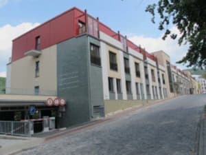 Bratři Javanshir a Allahshukur Pashazadové, jeden poslanec a druhý kavkazský velký muftí, vlastní v Karlových Varech bytový komplex.