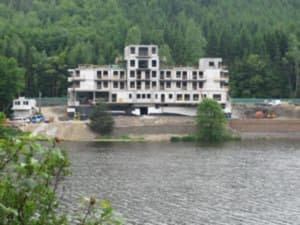 Takto vypadala stavba hotelu Retro Riverside, který patří společnosti ovládané Arifem Pašajevem, otcem ázerbájdžánské první dámy.