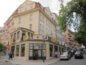 Řada firem spojených s Ázerbájdžánem sídlí v budově v centru Karlových Varů.