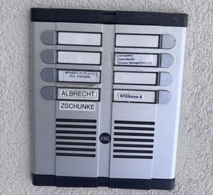 Zvonky na adrese Křižíkova 4 v Karlových Varech | Zdroj: investigace.cz