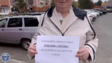 Matka zajatého Antona Koblova žádá o výměnu syna. Koblov byl propuštěn 22.9.2022 ve stejnou dobu jako jiní zajatci, jejichž rodiče odmítli vyrazit do ulic. Zdroj: YouTube 