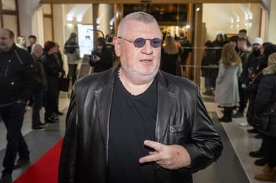 Ivo Rittig přichází na premiéru filmu Karlos o zápasníkovi MMA Karlosovi Vémolovi, po červeném koberci.