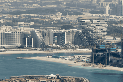 Prosklenná šestnáctipatrová budova hotelu, ve kterém Jan Kočka vlastní nemovitost.