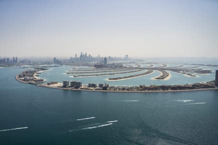 Ilustrace Palm Jumeirah, luxusního uměého ostrova v Dubaji.