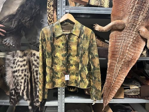 Bunda z hadí kůže. 