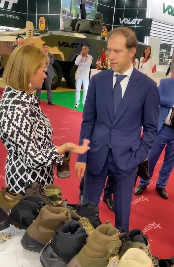 Příspěvek ze sociální sítě VKontakte - Denis Manturov, první vicepremiér a ministr průmyslu a obchodu, u výstavy bot Faradei.