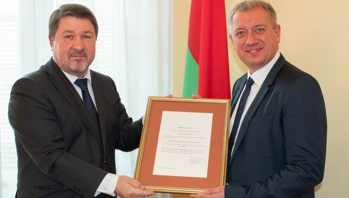 Diplomat ve stínu. Běloruský honorární konzul v Česku obchoduje s Ruskem navzdory sankcím