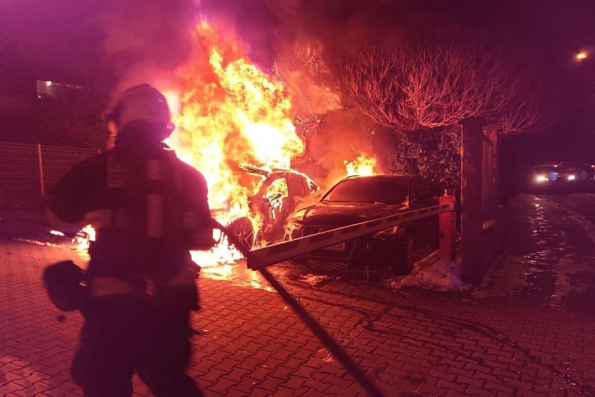 V Praze shořela dvě auta. Podle šéfa spolku, který brání práva Ukrajinců, jde o pomstu