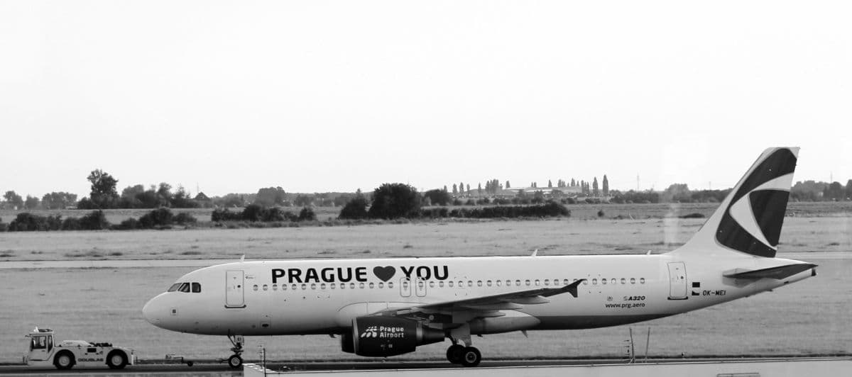 Zadržení pilotů pašujících kokain upozorňuje na vazby balkánských narkobossů k Česku