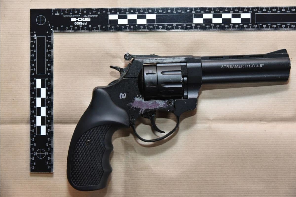 #zesvěta: Británie odsoudila muže za objednávky zbraní z Ostravy